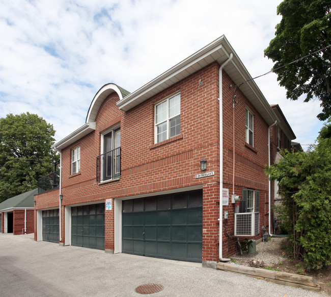 6-8 Sutherland Dr in Toronto, ON - Building Photo - Building Photo