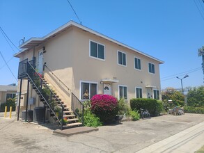 10933 Acacia Ave in Inglewood, CA - Building Photo - Primary Photo