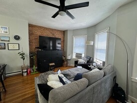 125 London St, Unit 3 in Boston, MA - Building Photo