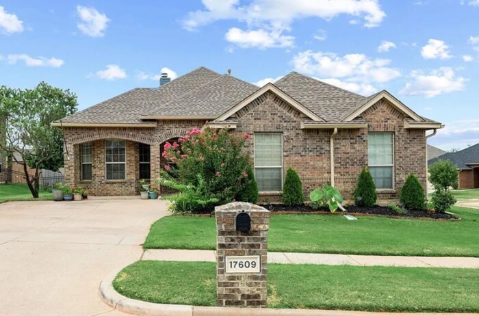 17609 Sunburst Ct in Edmond, OK - Building Photo