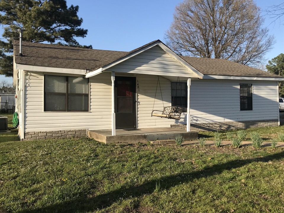 1401 E Lake St in Paragould, AR - Building Photo