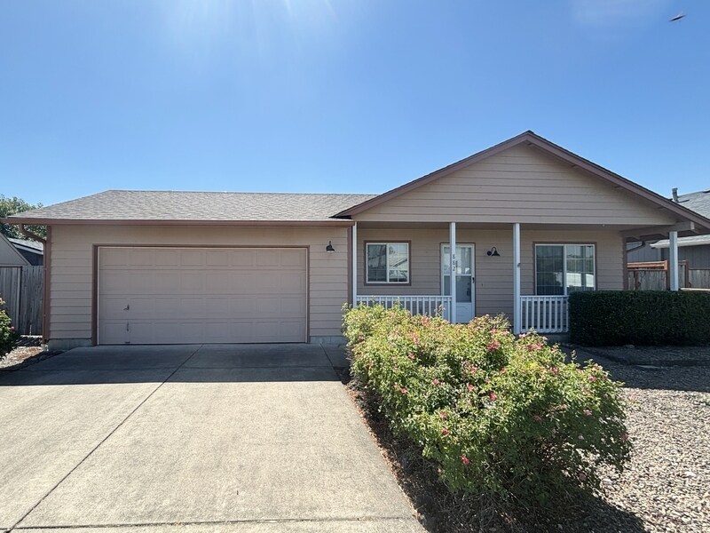 882 Smith St in Harrisburg, OR - Building Photo
