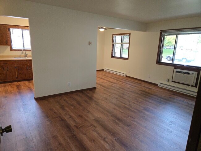 141 Maple Ave S, Unit 141 S Maple Lower in Slinger, WI - Foto de edificio - Building Photo