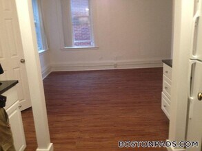 64 Hemenway St, Unit 12A in Boston, MA - Building Photo - Building Photo