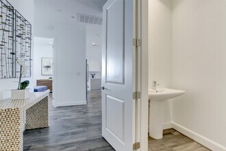 1211 Caroline St in Houston, TX - Foto de edificio - Building Photo