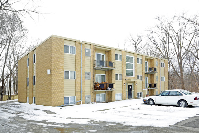 Woodcreek II Apartments in Utica, MI - Building Photo - Building Photo