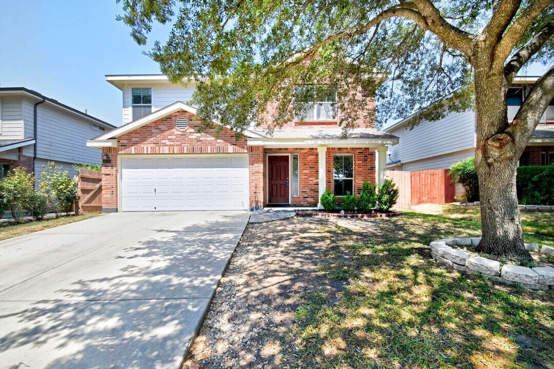 8975 Scarlet in Universal City, TX - Building Photo