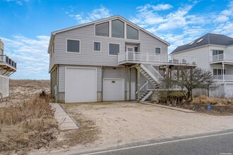 717 Dune Rd in Westhampton Beach, NY - Building Photo - Building Photo