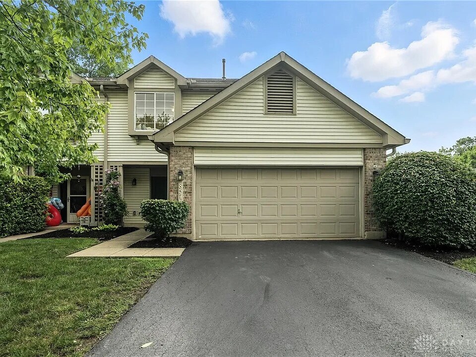 8576 Timber Park Dr in Centerville, OH - Building Photo