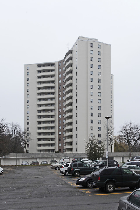 2323 Confederation Pky in Mississauga, ON - Building Photo