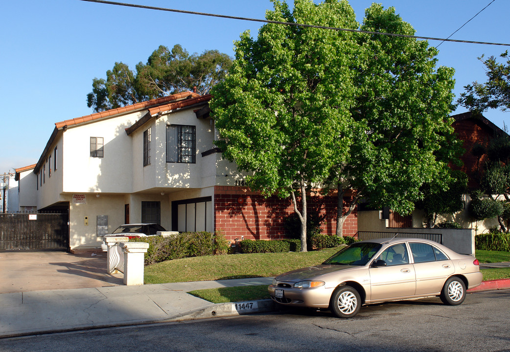 11447 Oxford Ave in Hawthorne, CA - Building Photo