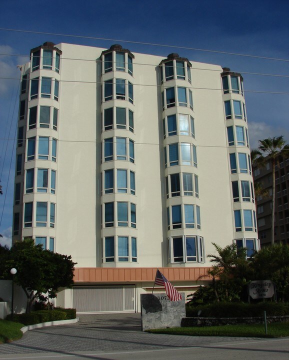Kingsley Arms Condo in Hillsboro Beach, FL - Foto de edificio