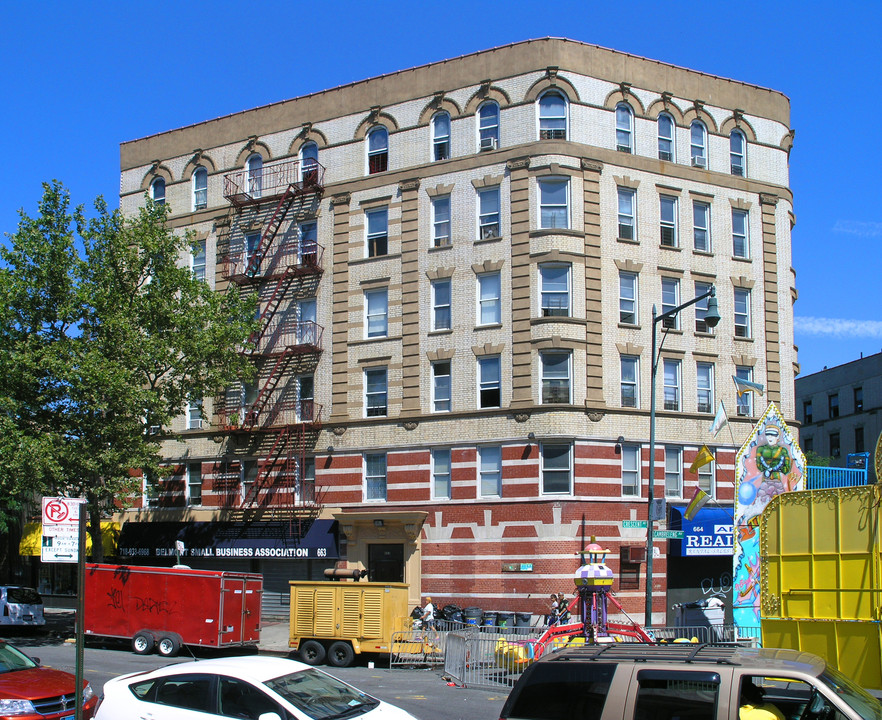 663 Crescent Ave in Bronx, NY - Foto de edificio