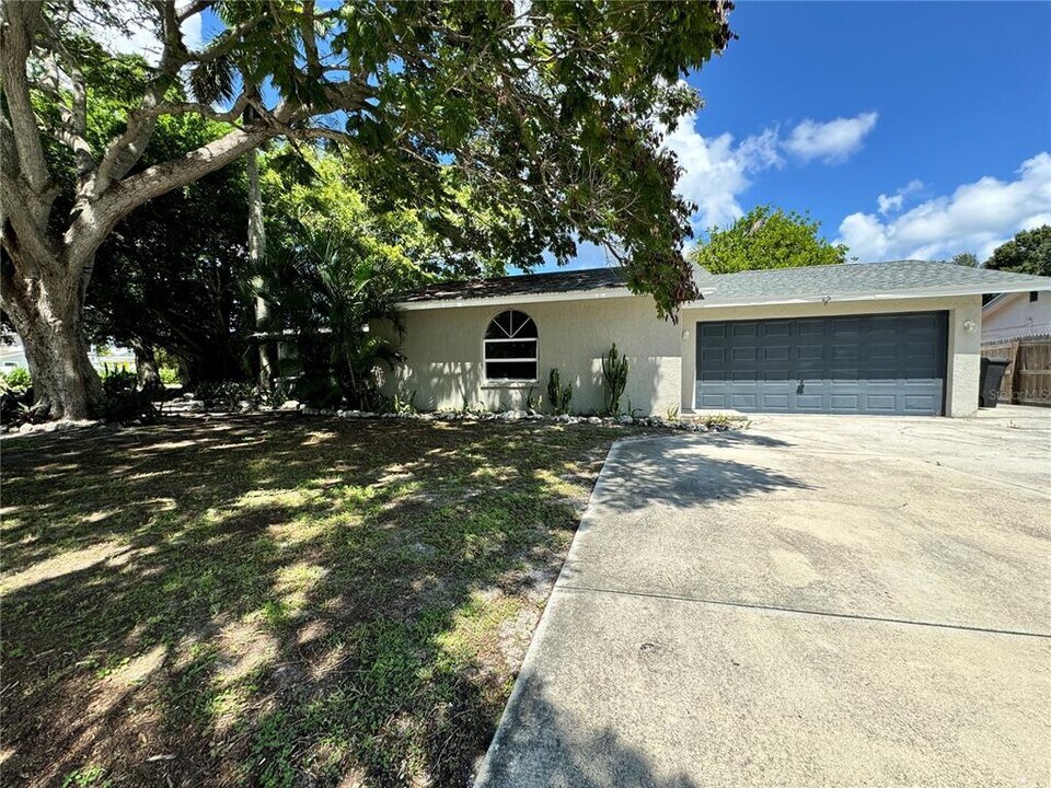 1001 71st St NW in Bradenton, FL - Building Photo