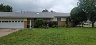 2731 N Pershing Ct in Wichita, KS - Building Photo