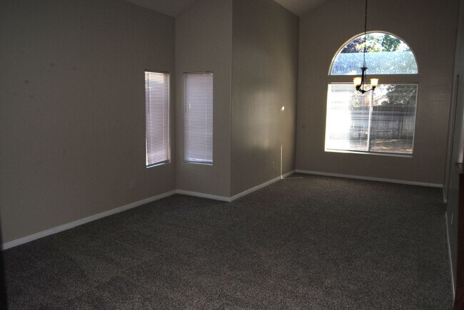 10101 St Albans Ave in Bakersfield, CA - Foto de edificio - Building Photo