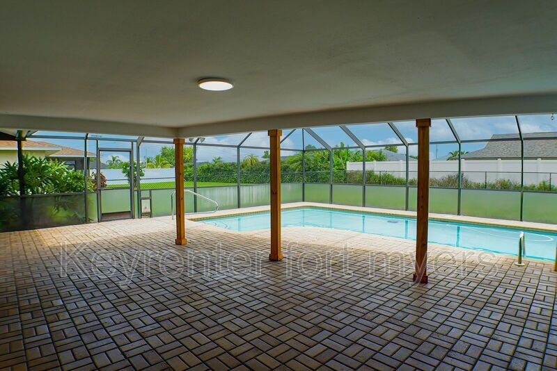 911 SE 19th St in Cape Coral, FL - Building Photo