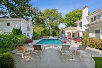 31 Terry Ct in Southampton, NY - Foto de edificio - Building Photo