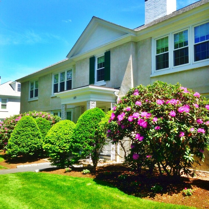 Thoreau Gardens in Concord, MA - Foto de edificio