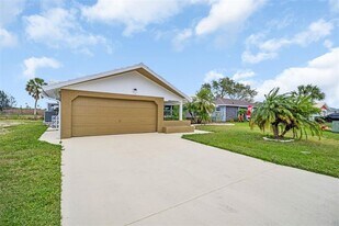4001 Topsail Trail in New Port Richey, FL - Building Photo