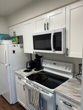 350 79th Ave N, Unit 122 in St. Petersburg, FL - Foto de edificio - Building Photo