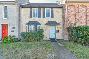 4521 Acacia St in Bellaire, TX - Building Photo