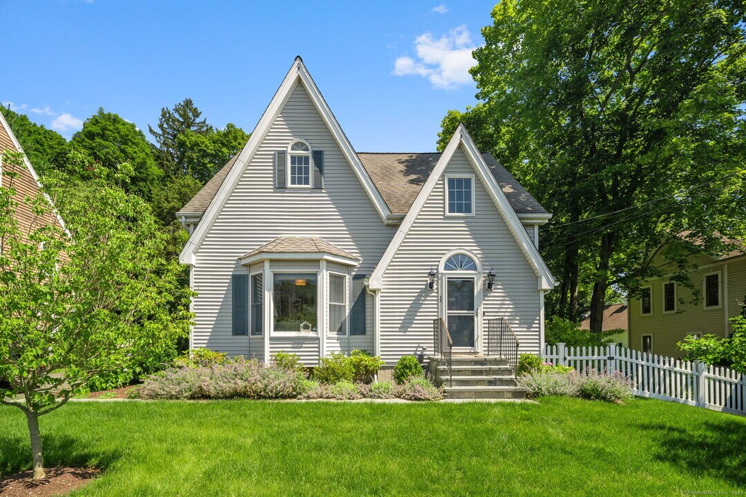 12 Bailey Ave in Darien, CT - Building Photo