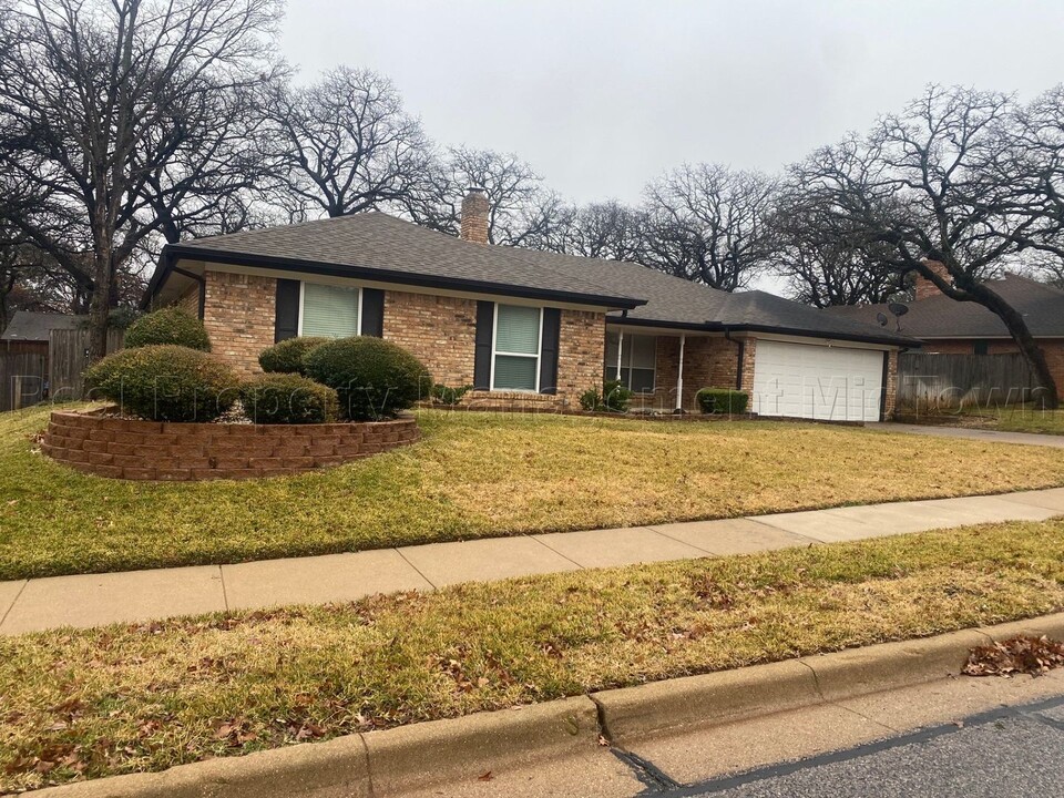 1803 Burr Oak St in Arlington, TX - Building Photo