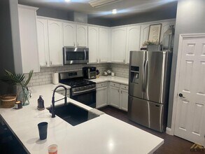 11300 Sand Bridge Ct in Bakersfield, CA - Building Photo - Building Photo