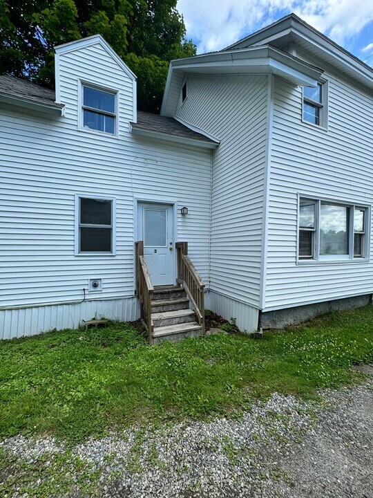 12 Oak St in Oakland, ME - Building Photo