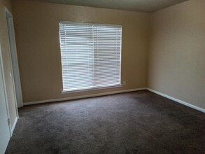 102 Edwards Apt 19 St in Del Rio, TX - Foto de edificio - Building Photo