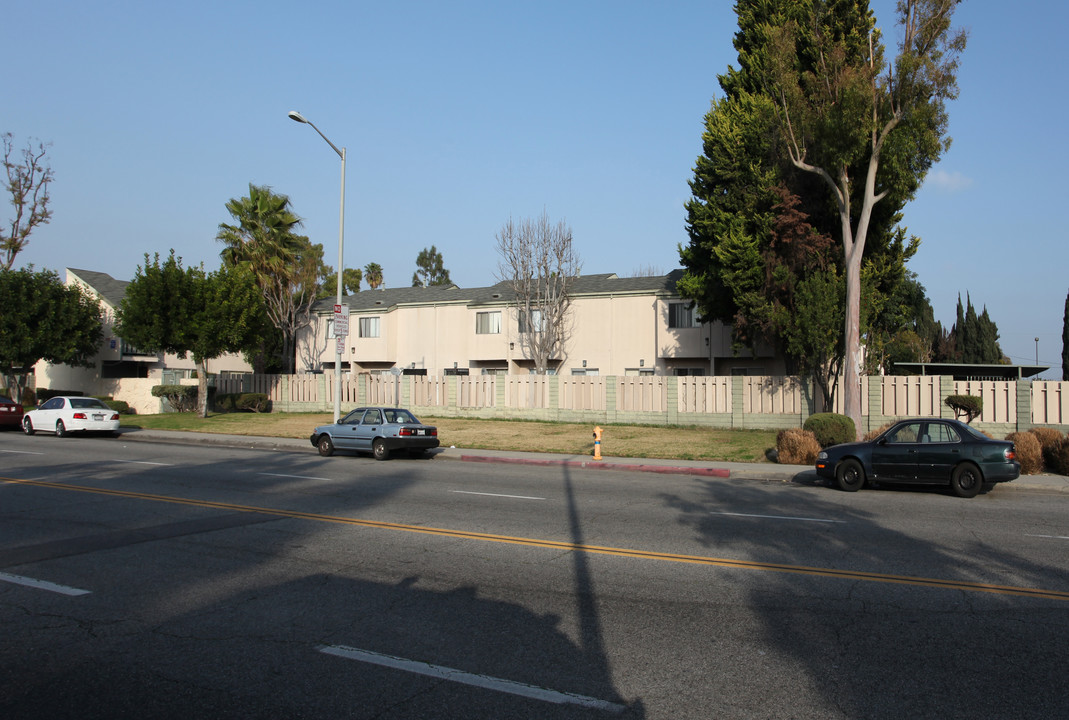 Whitfield Manor in Compton, CA - Building Photo