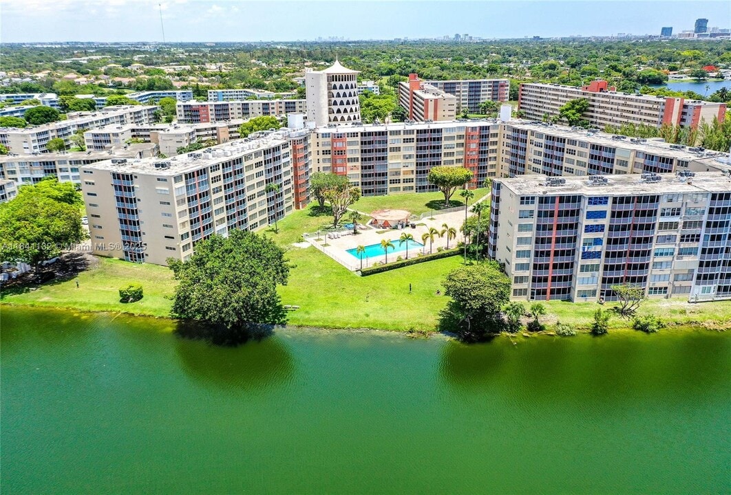 1750 NE 191st St in Miami, FL - Foto de edificio