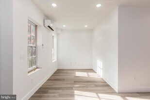 212 Catharine St in Philadelphia, PA - Building Photo