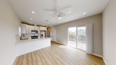 5335 E Falls View Dr in San Diego, CA - Building Photo - Building Photo