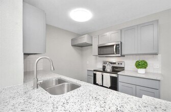 10101 S Gessner Rd in Houston, TX - Building Photo - Building Photo