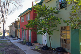 Orleans Court Condos in Austin, TX - Foto de edificio - Building Photo