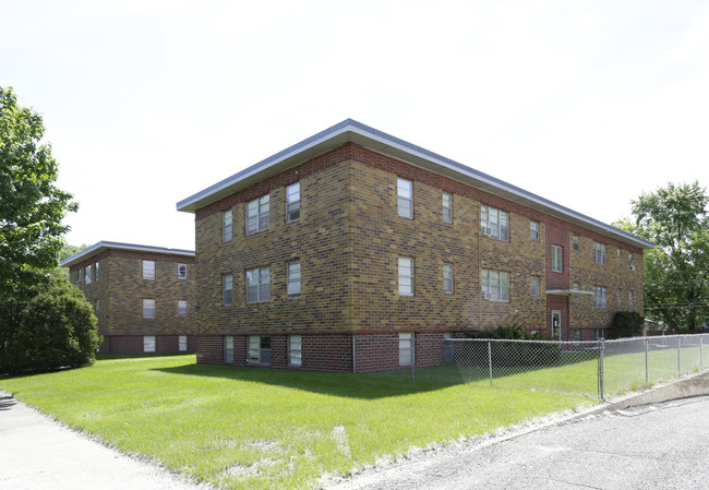 Madison Apartments in Anoka, MN - Building Photo - Building Photo