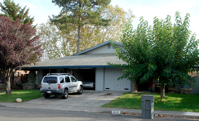 432 Lincoln Ave in Rohnert Park, CA - Building Photo - Building Photo