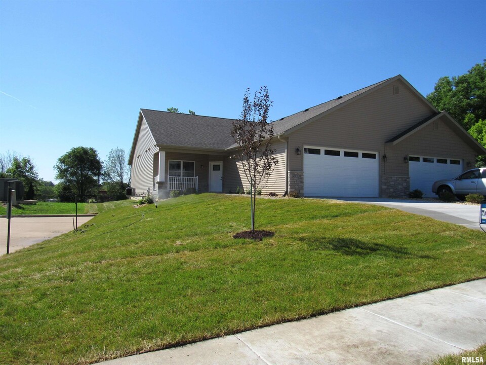 4007 Creek Hill Dr in Bettendorf, IA - Foto de edificio