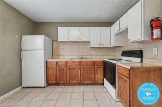 1504 Autumn Dr, Unit B in Greensboro, NC - Foto de edificio - Building Photo