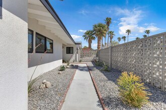 2203 E Acacia Rd N in Palm Springs, CA - Building Photo - Building Photo