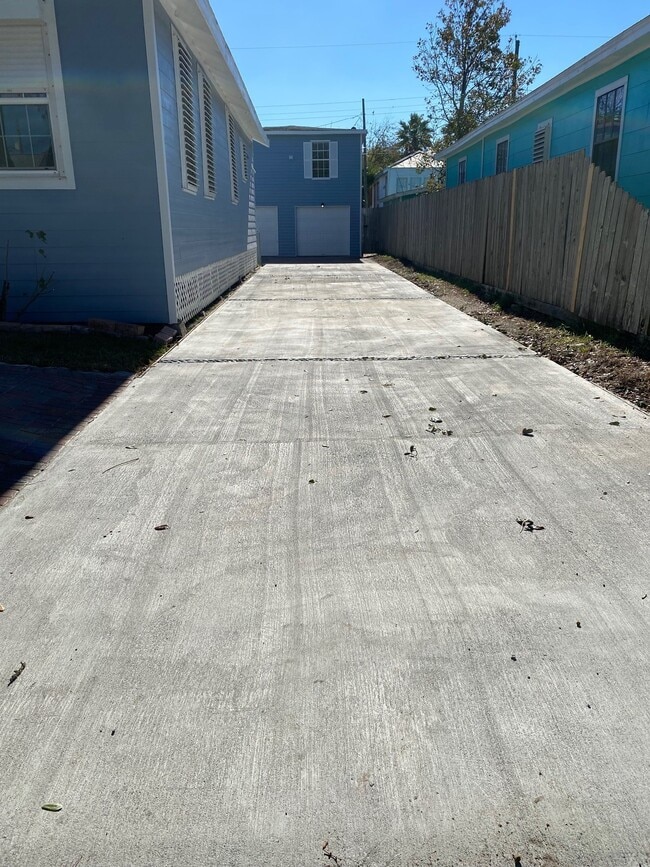 4905 Bernardo De Galvez Ave in Galveston, TX - Building Photo - Building Photo