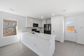 1034 Neyland Dr in Ennis, TX - Building Photo - Building Photo