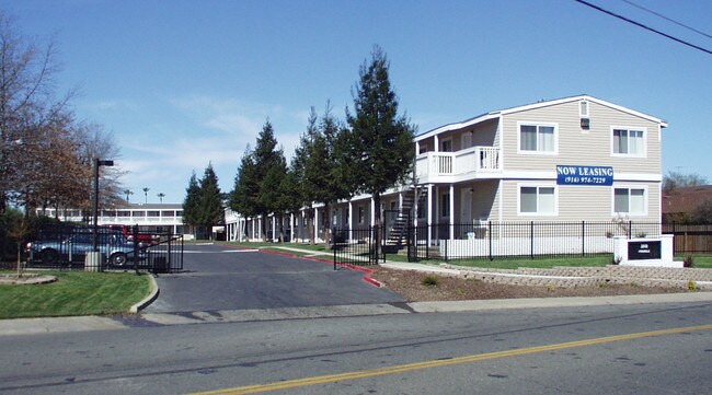 E. Claire Raley Transitional Living Center in Sacramento, CA - Foto de edificio - Building Photo