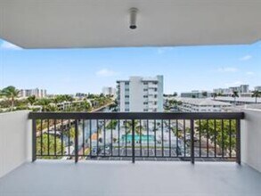 4800 Bayview Dr, Unit 606 in Fort Lauderdale, FL - Foto de edificio - Building Photo