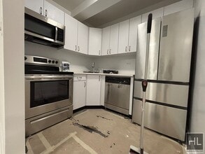EAST 69 STREET, Unit 4L in New York, NY - Building Photo - Building Photo