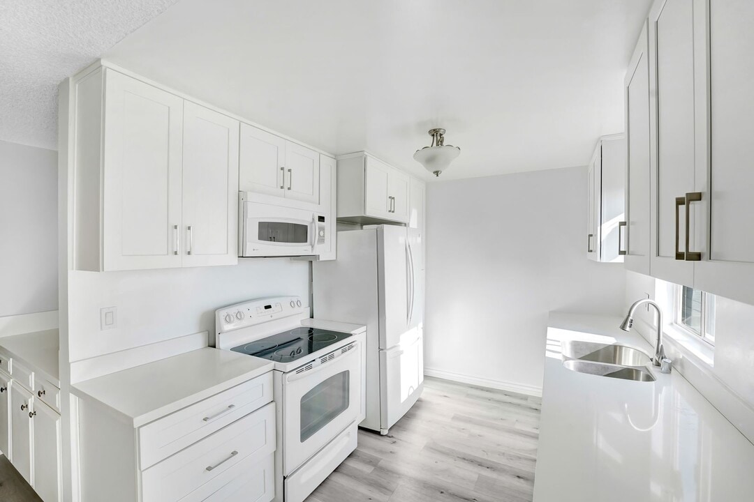 12246 Montana Ave in Los Angeles, CA - Building Photo