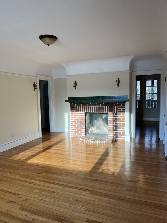 12 Woodbridge St in South Hadley, MA - Building Photo