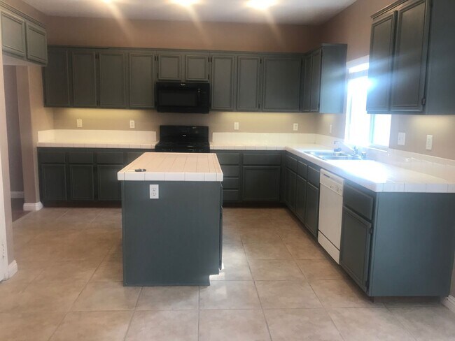 14660 Hondo Dr in Victorville, CA - Building Photo - Building Photo